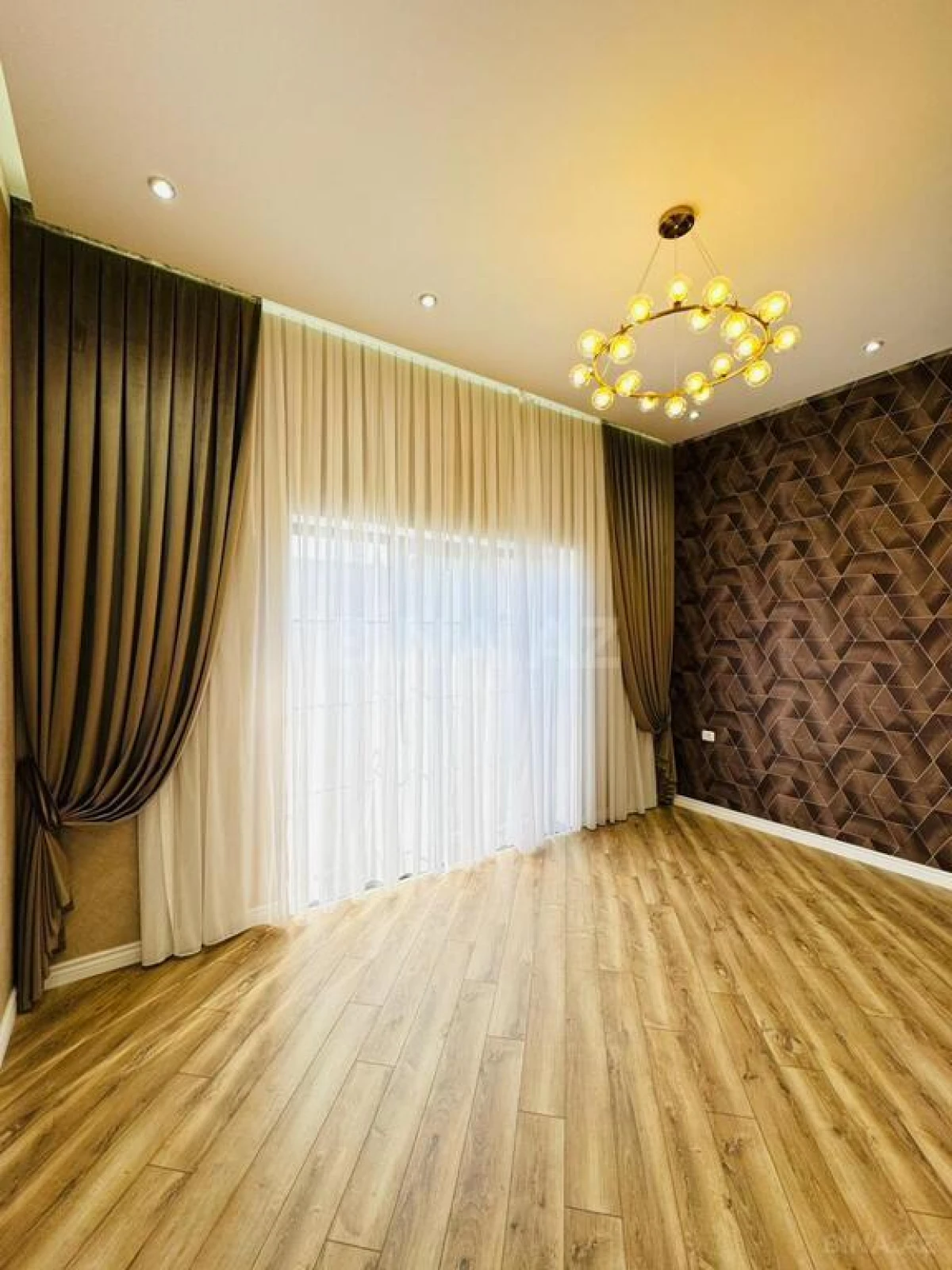 Satılır 5 otaqlı həyət evi 350 m²