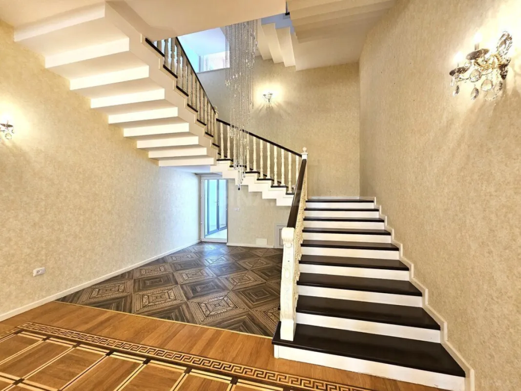 Satılır 8 otaqlı həyət evi 800 m²