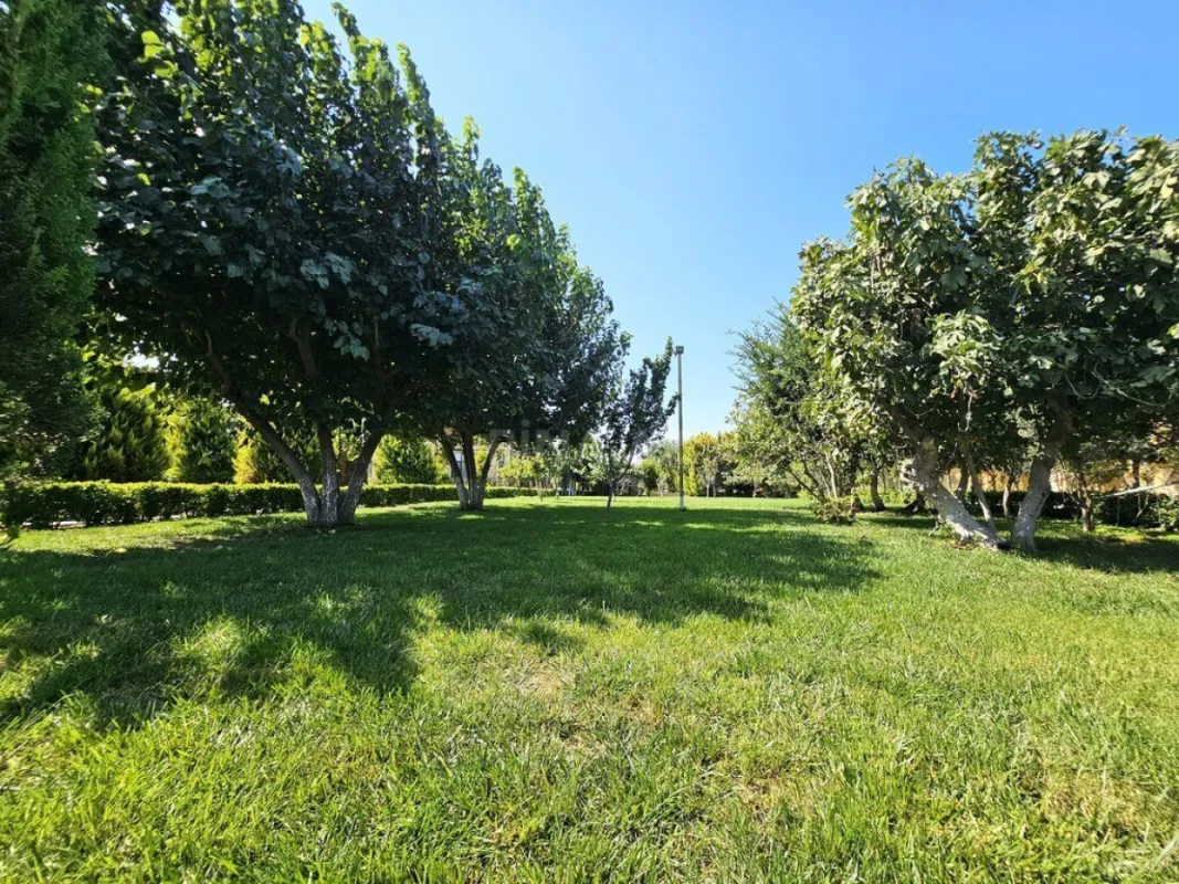 Satılır 8 otaqlı həyət evi 800 m²