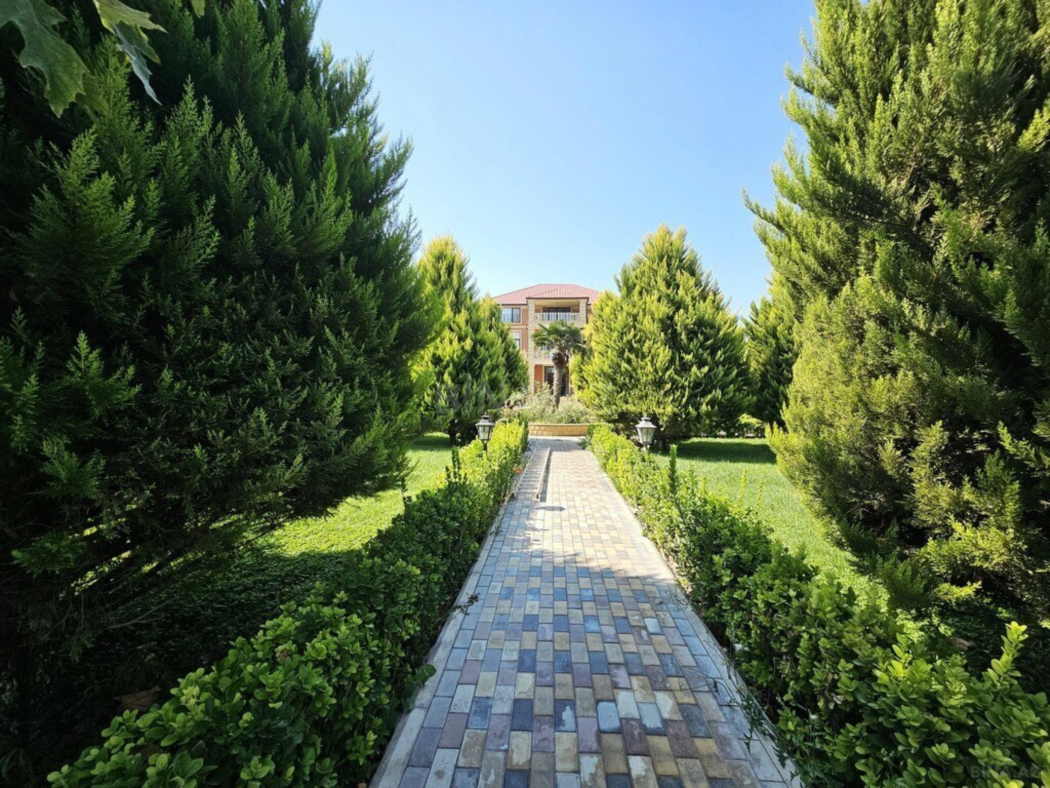 Satılır 8 otaqlı həyət evi 800 m²