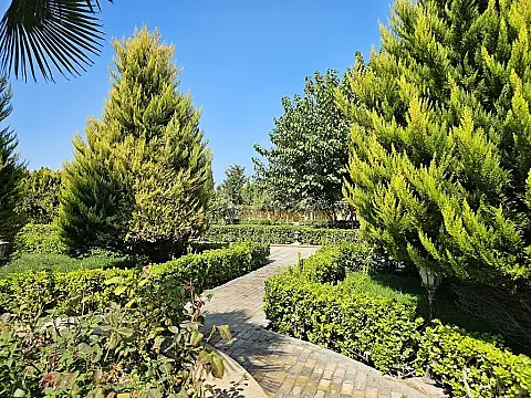 Satılır 8 otaqlı həyət evi 800 m²