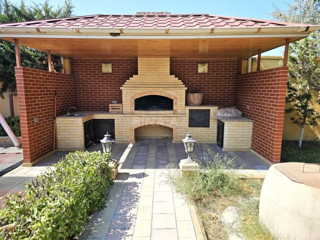Satılır 8 otaqlı həyət evi 800 m²