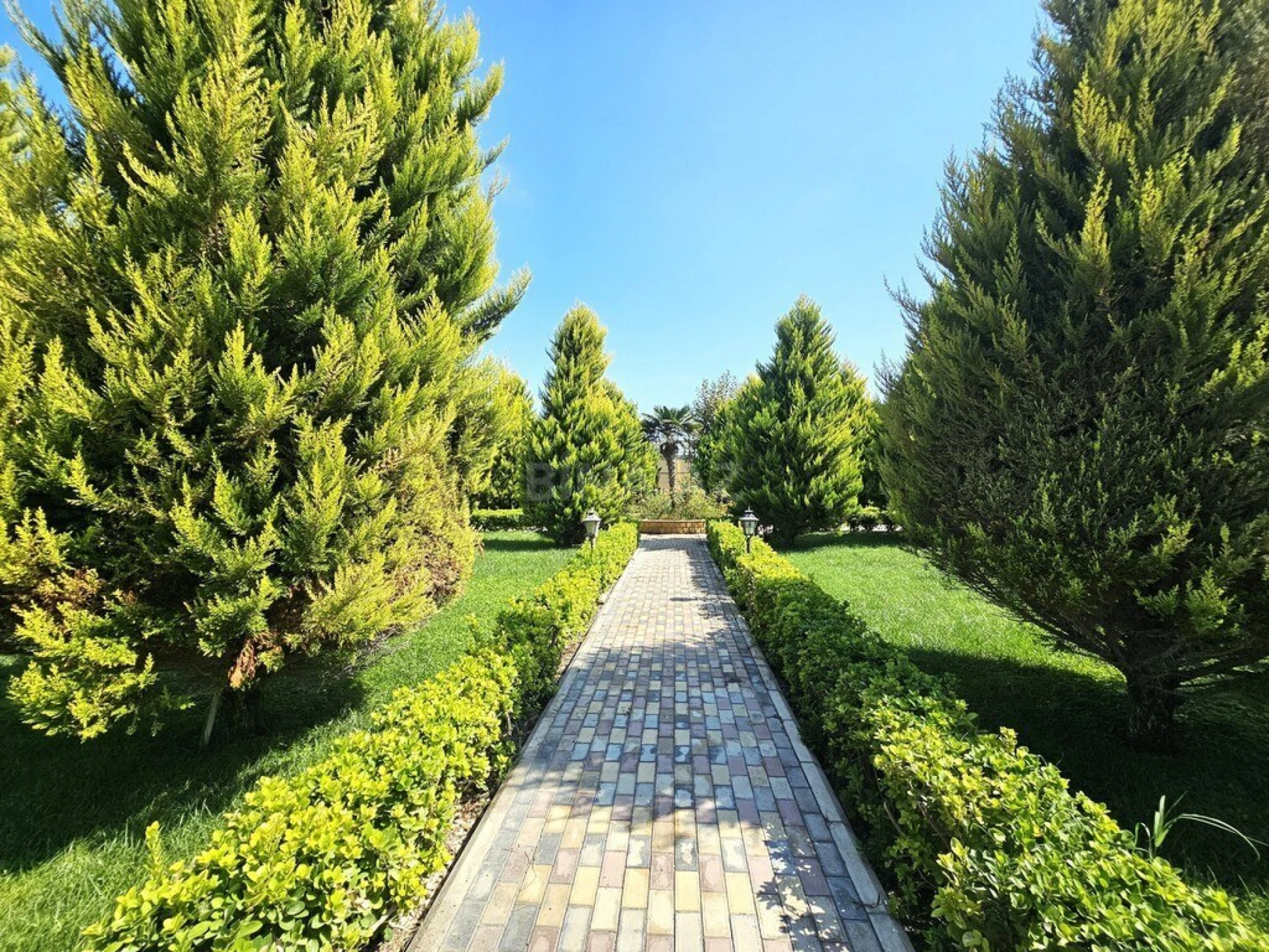 Satılır 8 otaqlı həyət evi 800 m²