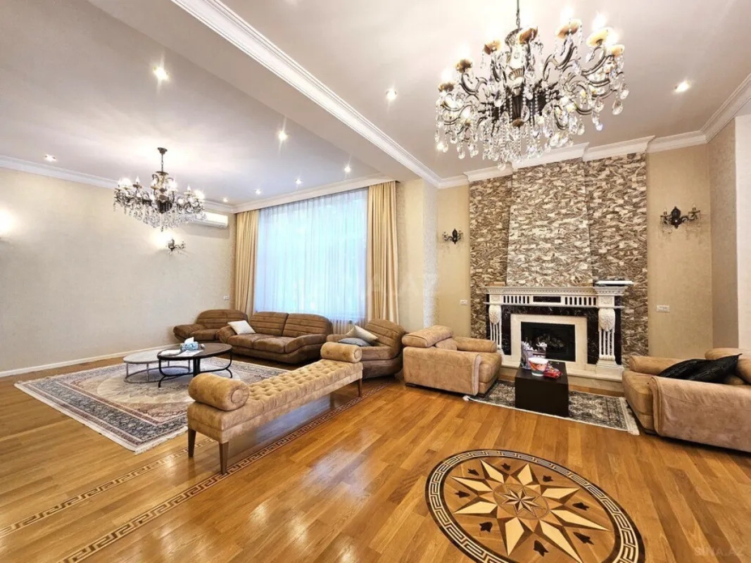 Satılır 8 otaqlı həyət evi 800 m²