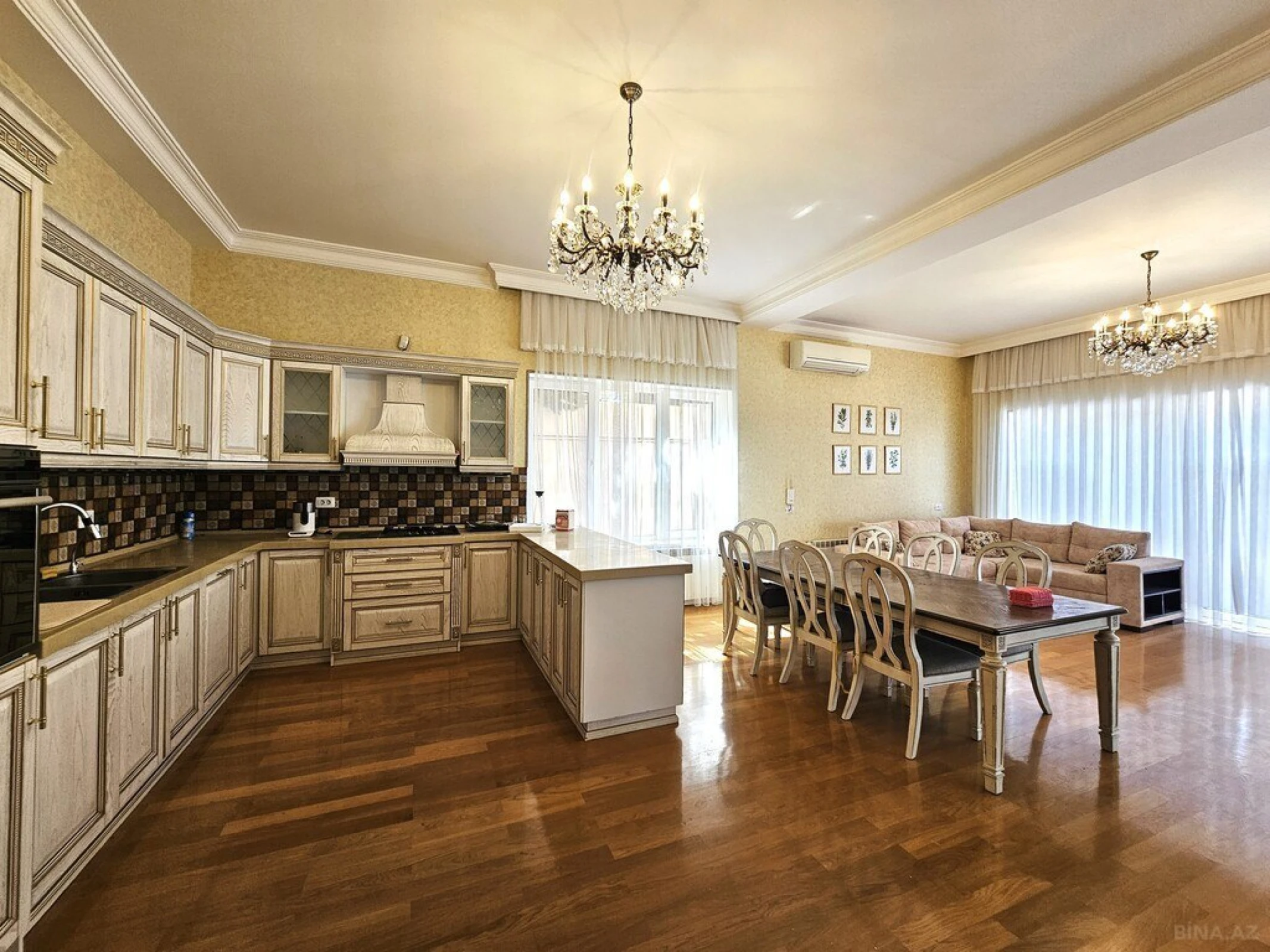 Satılır 8 otaqlı həyət evi 800 m²