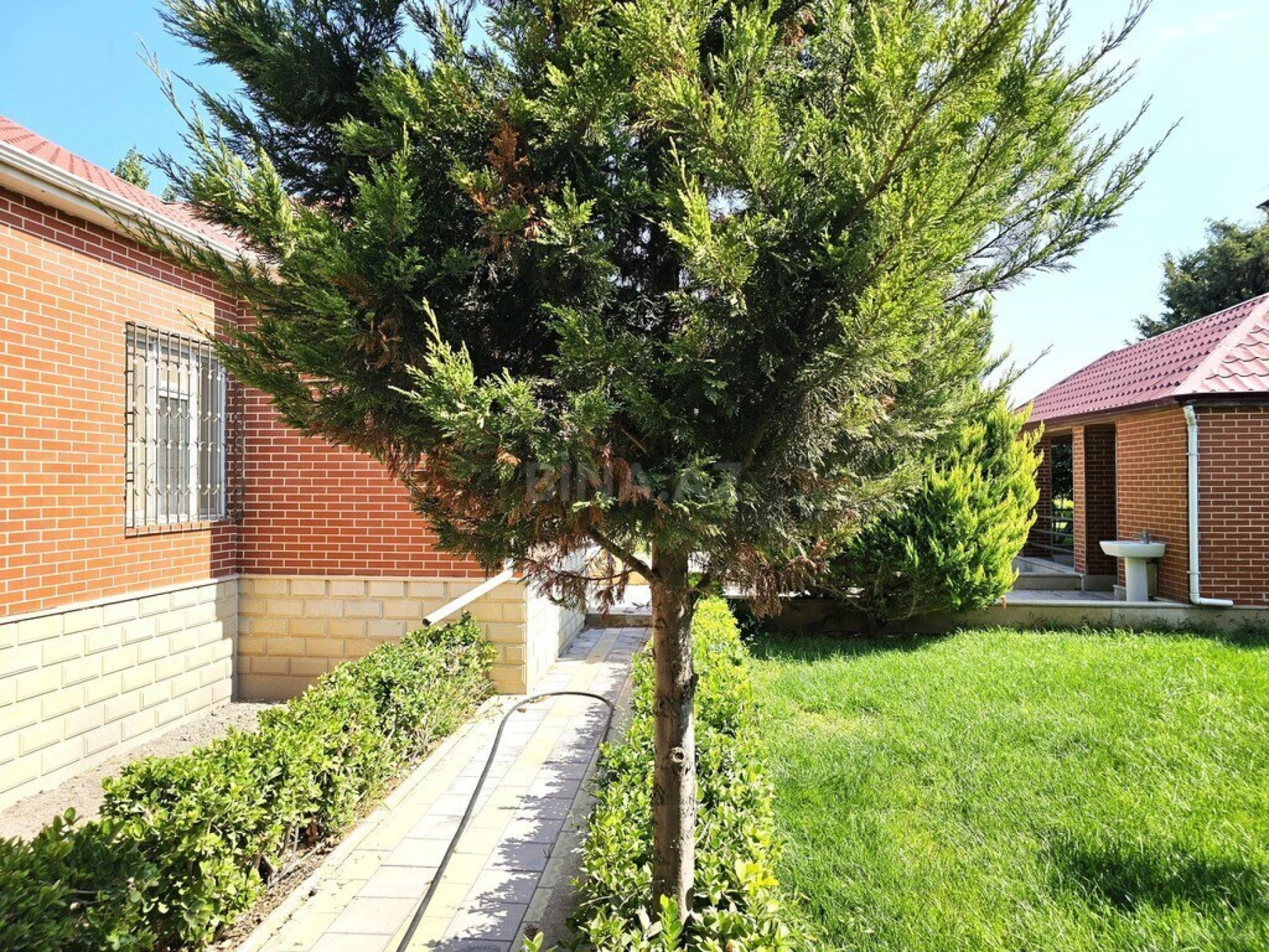 Satılır 8 otaqlı həyət evi 800 m²