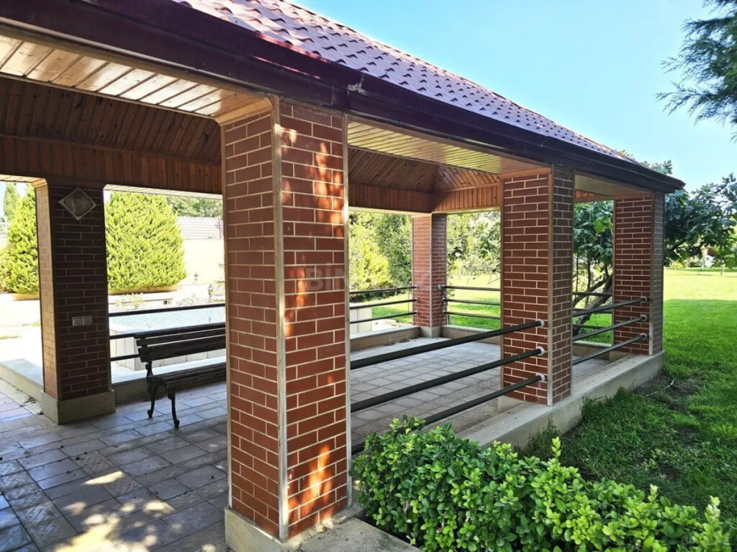 Satılır 8 otaqlı həyət evi 800 m²