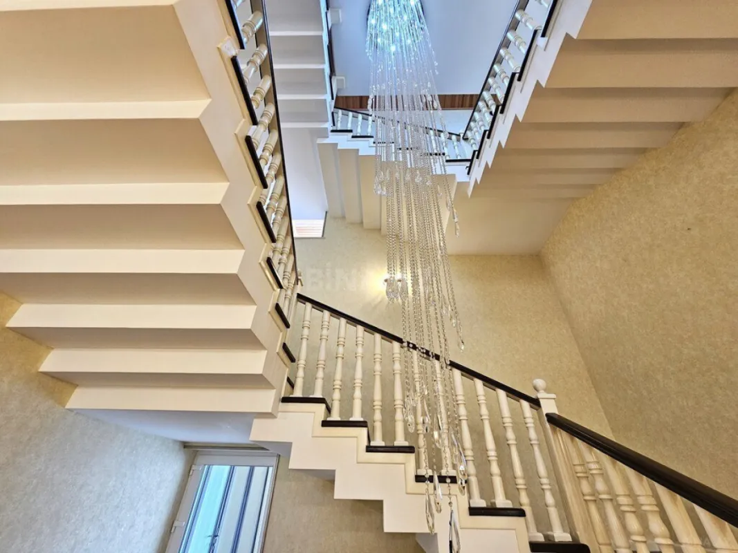 Satılır 8 otaqlı həyət evi 800 m²