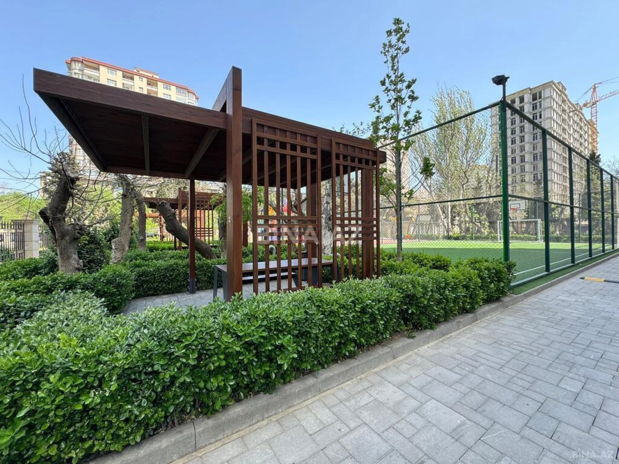 Satılır 4 otaqlı mənzil 166 m²