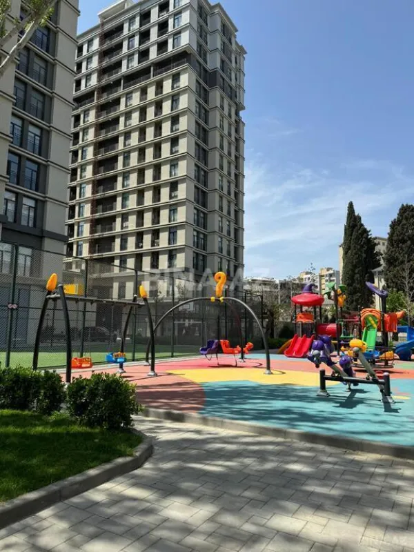 Satılır 4 otaqlı mənzil 166 m²