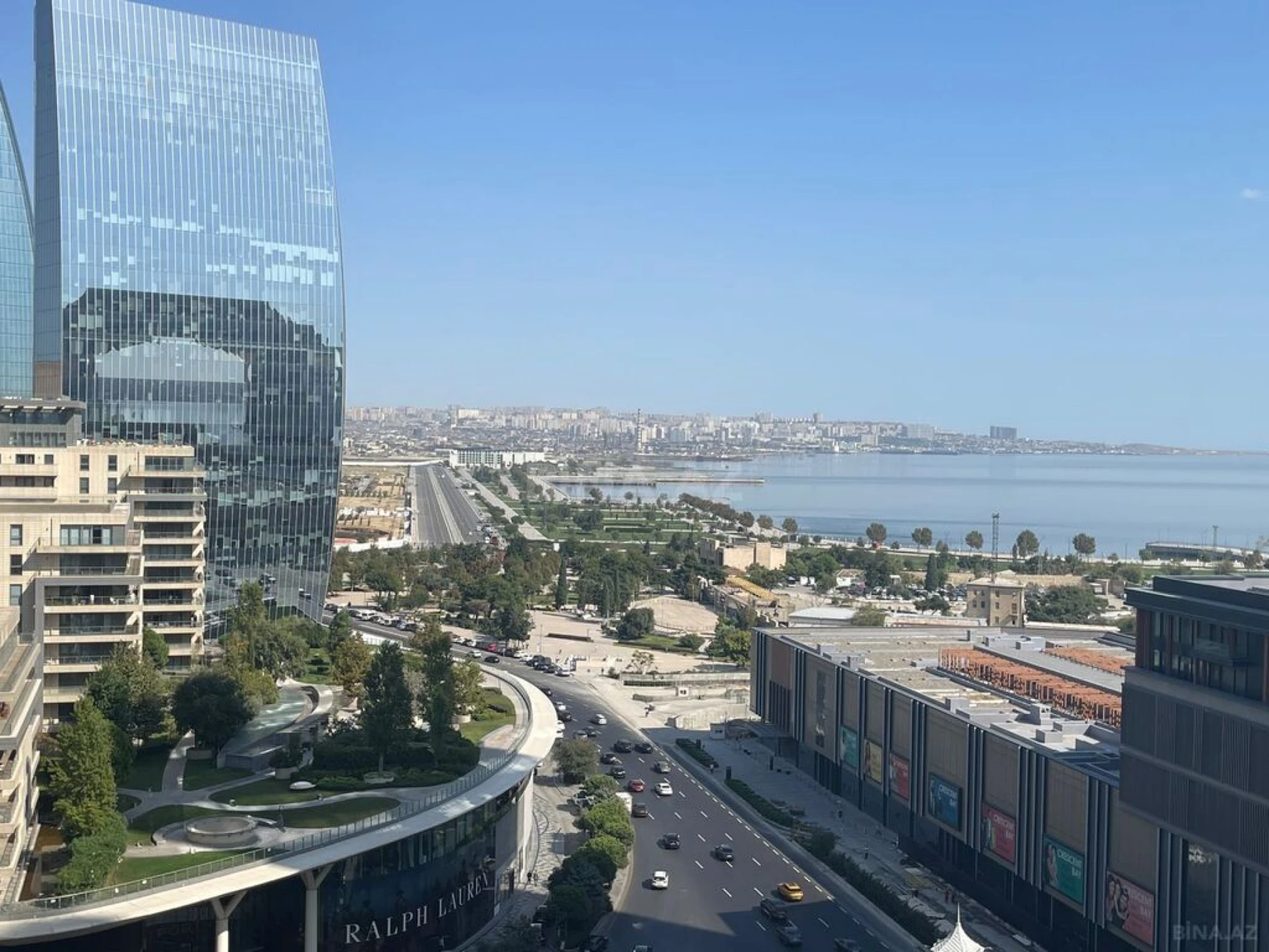 Satılır 4 otaqlı mənzil 241 m²
