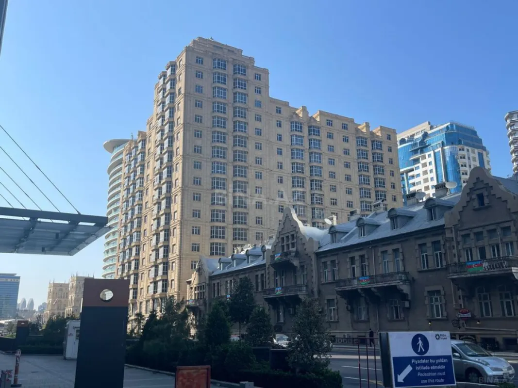 Satılır 4 otaqlı mənzil 241 m²