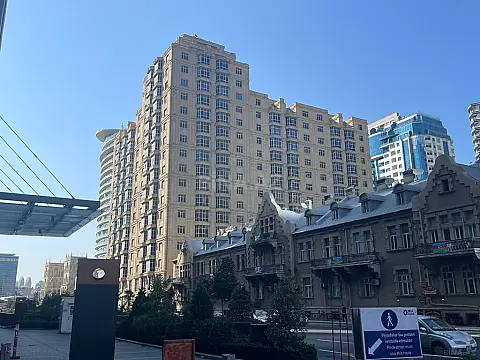 Satılır 4 otaqlı mənzil 241 m²