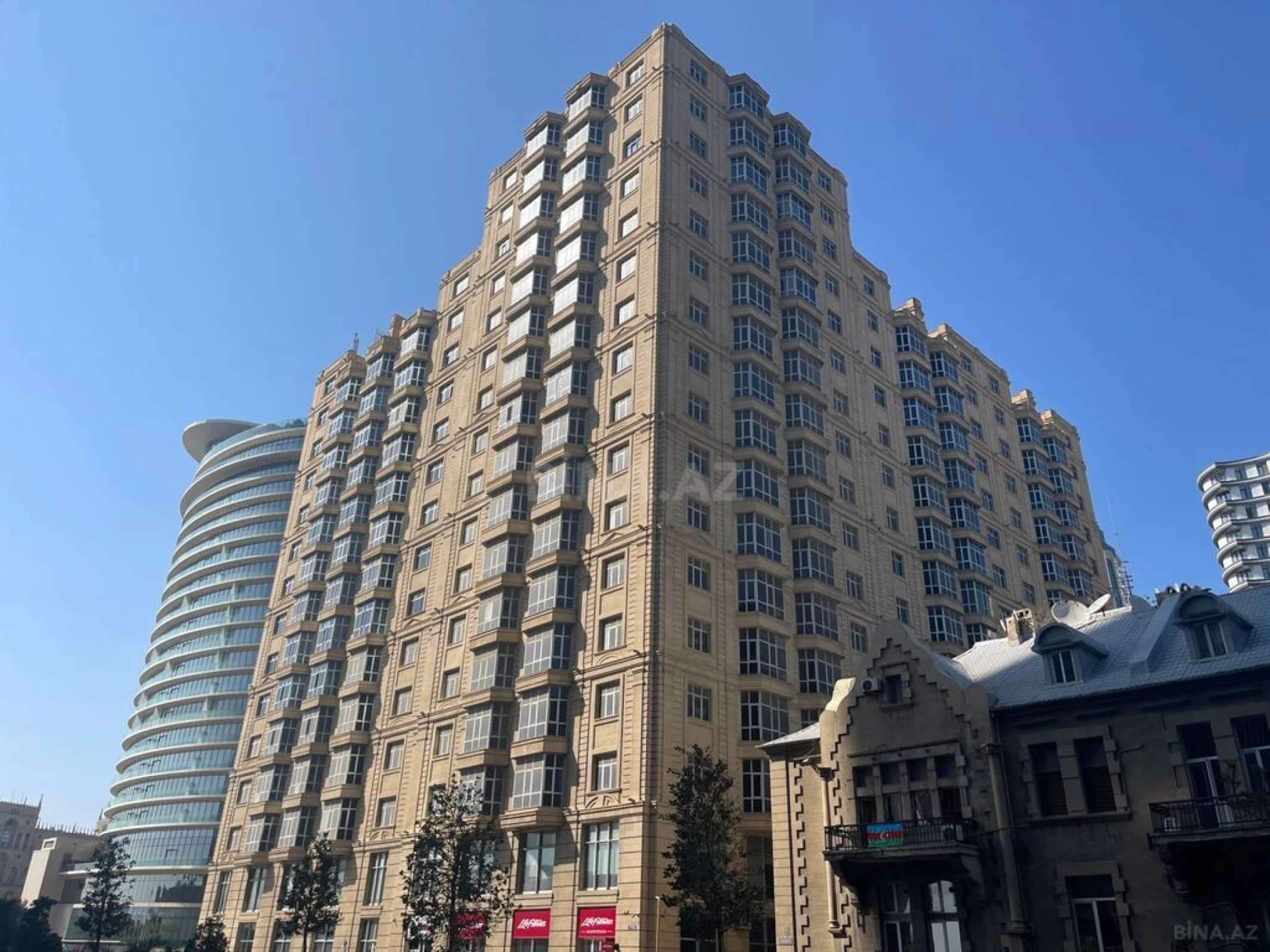 Satılır 4 otaqlı mənzil 241 m²