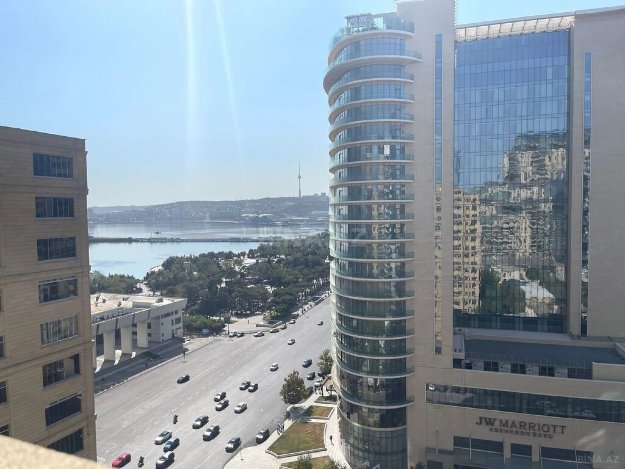 Satılır 4 otaqlı mənzil 241 m²