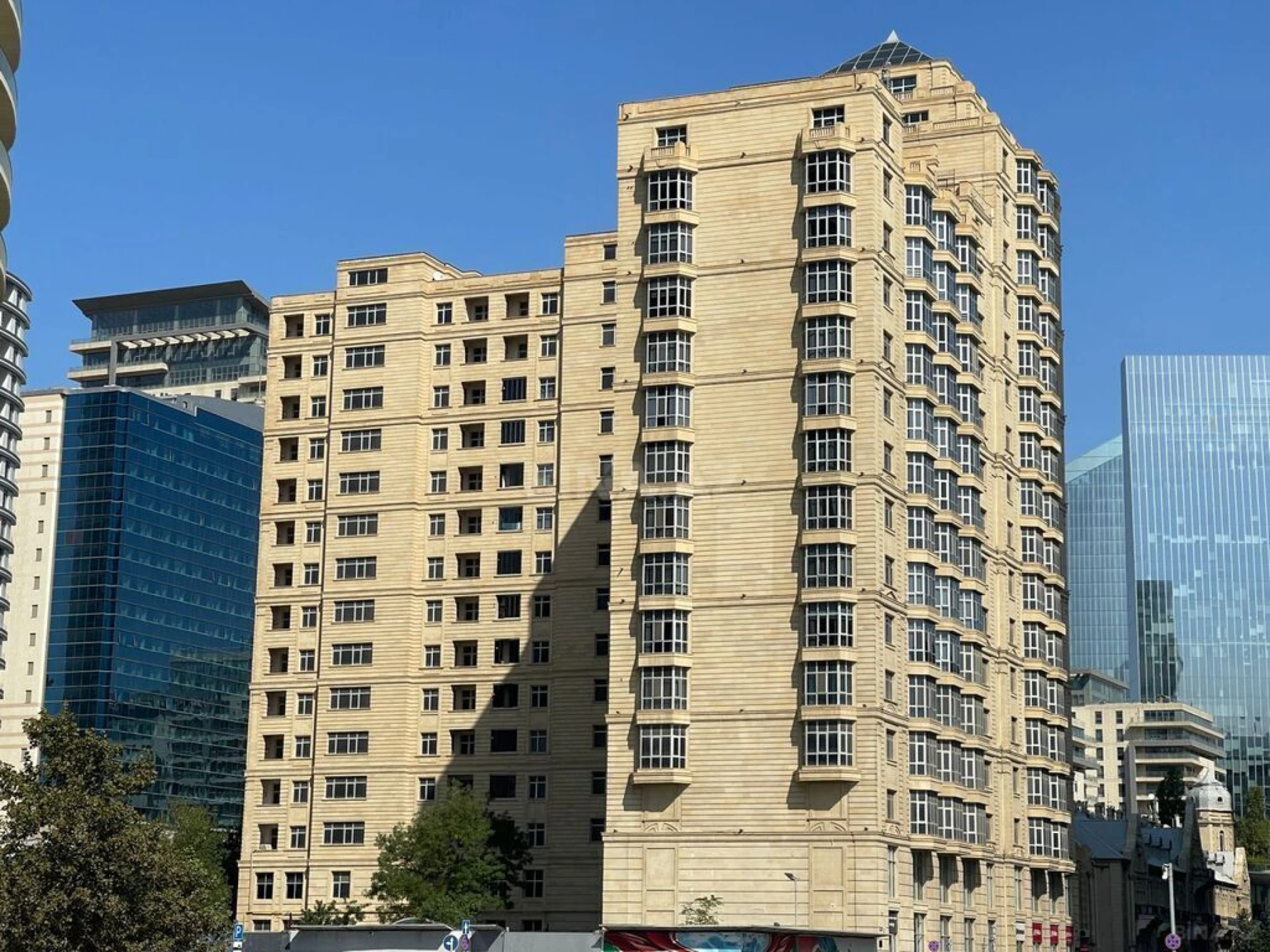 Satılır 4 otaqlı mənzil 241 m²