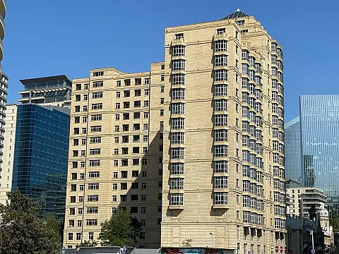 Satılır 4 otaqlı mənzil 241 m²