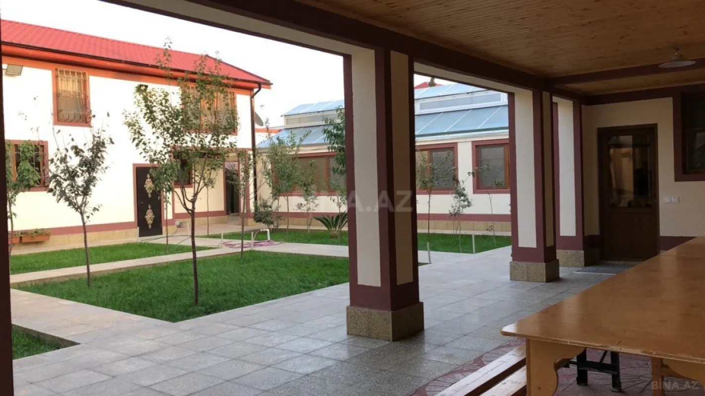 Satılır 10 otaqlı həyət evi 500 m²