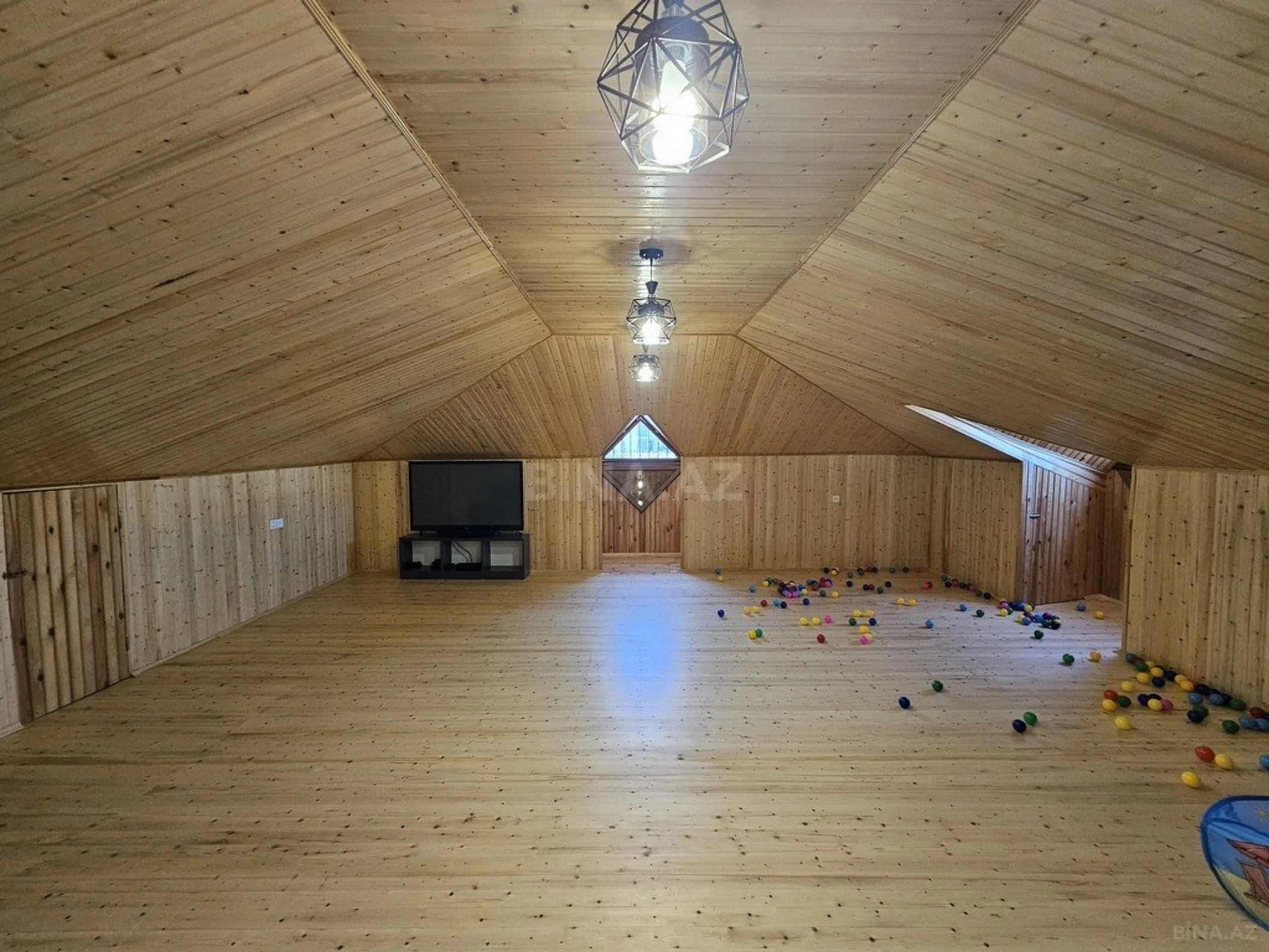 Satılır 10 otaqlı həyət evi 500 m²