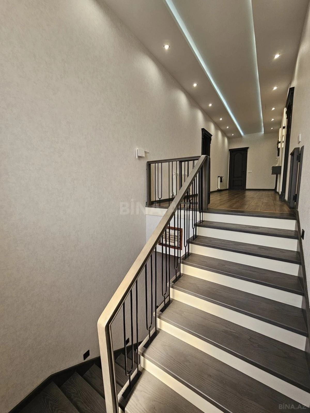 Satılır 10 otaqlı həyət evi 500 m²