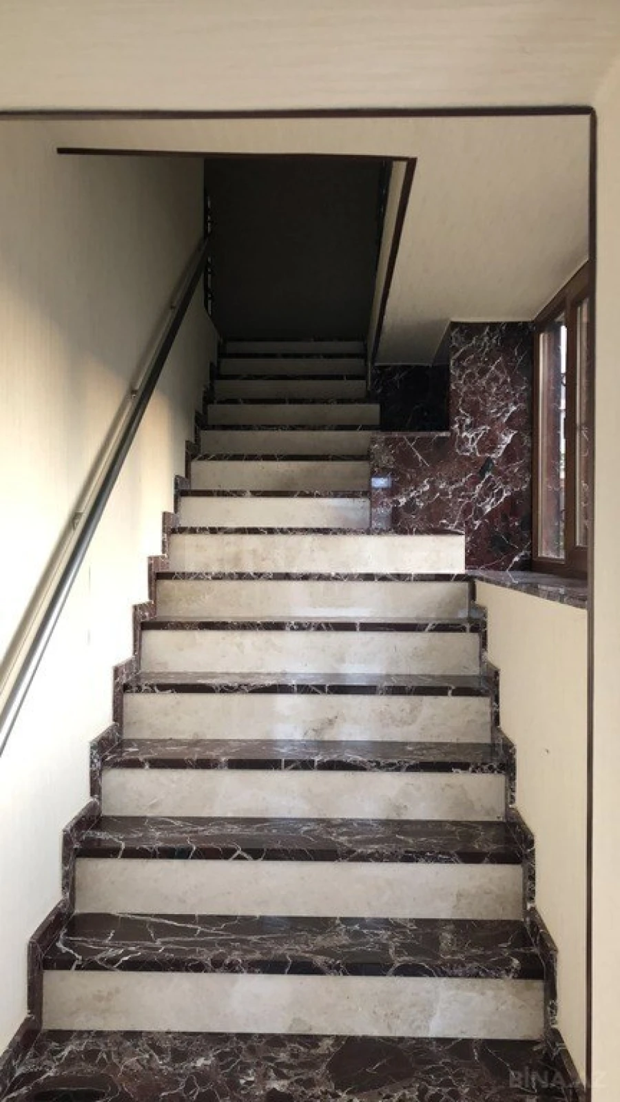 Satılır 10 otaqlı həyət evi 500 m²