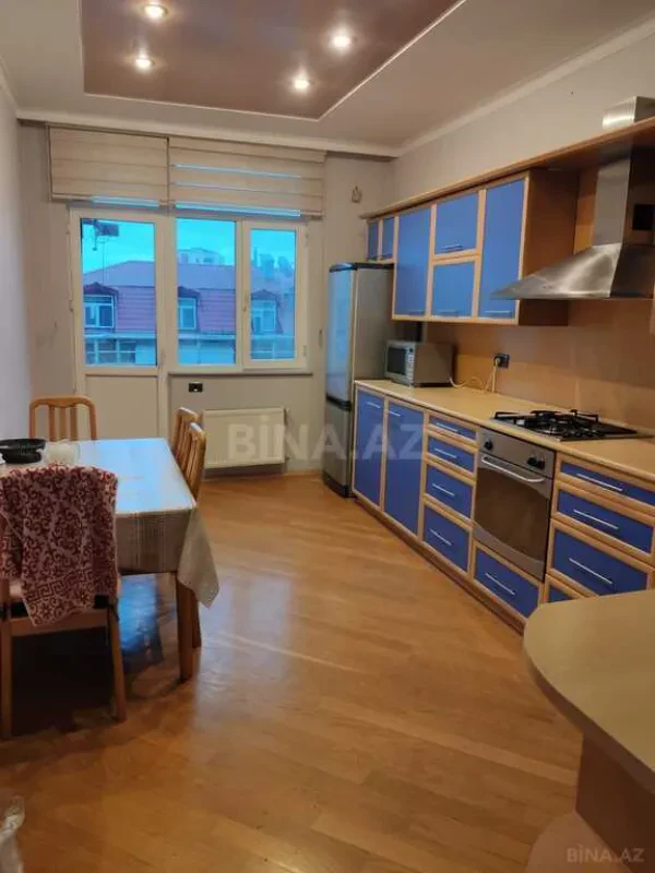 Kirayə verilir 3 otaqlı mənzil 137 m²