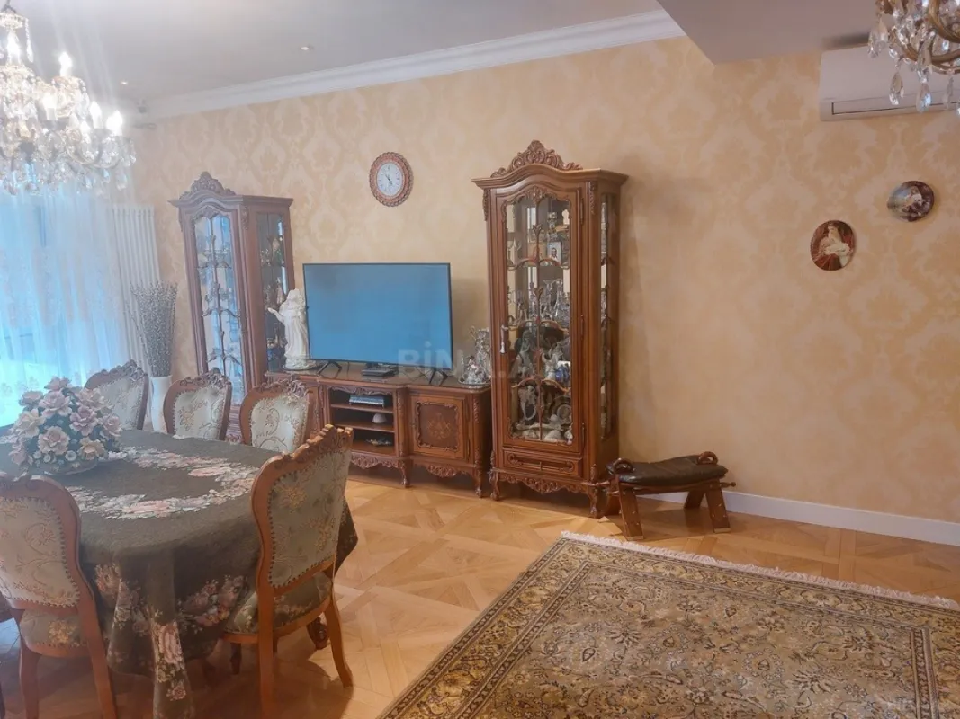Satılır 3 otaqlı mənzil 132 m²