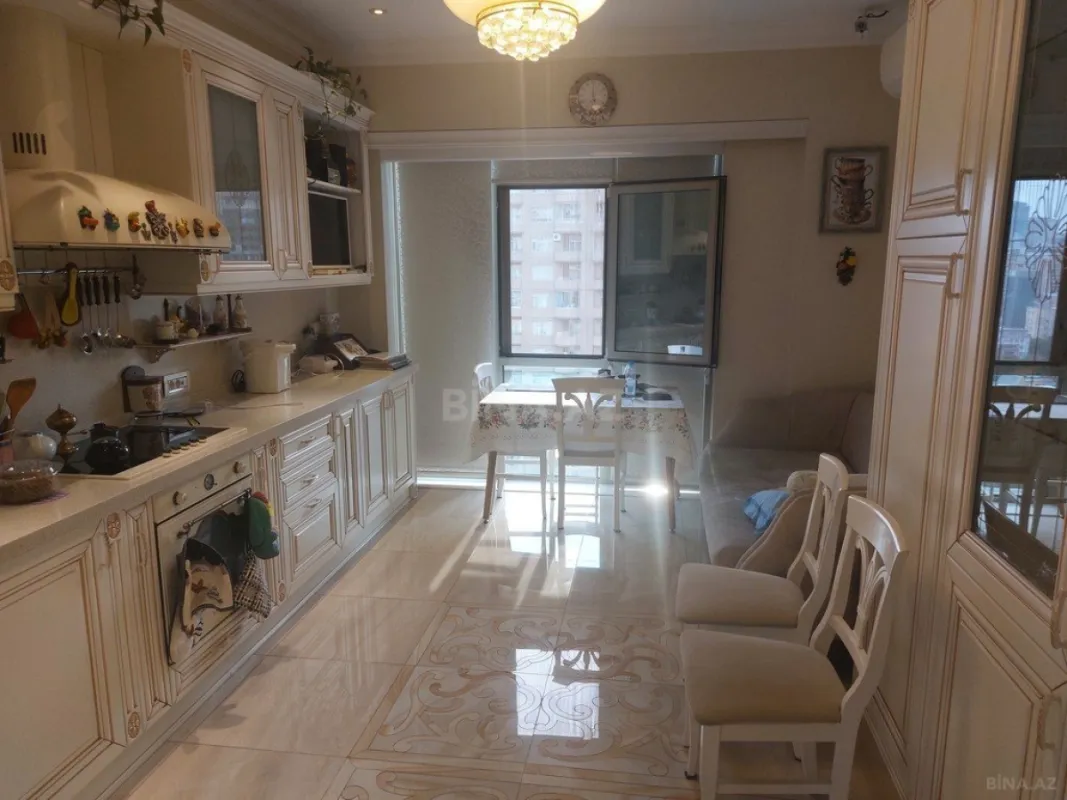 Satılır 3 otaqlı mənzil 132 m²