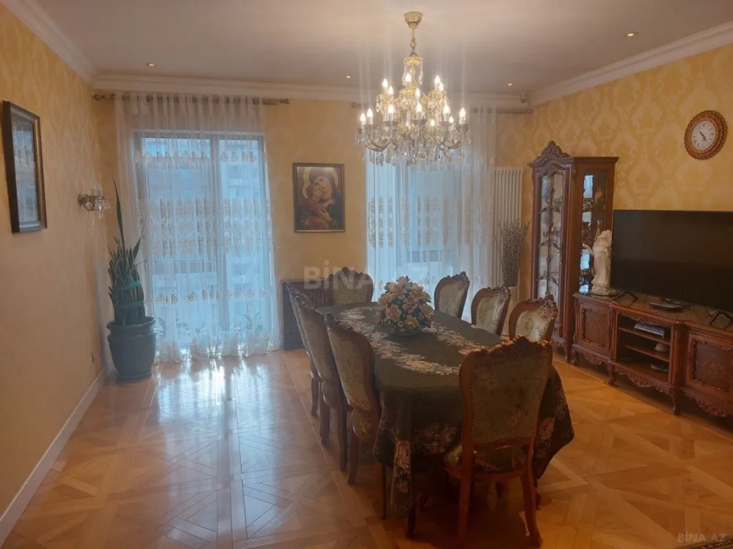 Satılır 3 otaqlı mənzil 132 m²