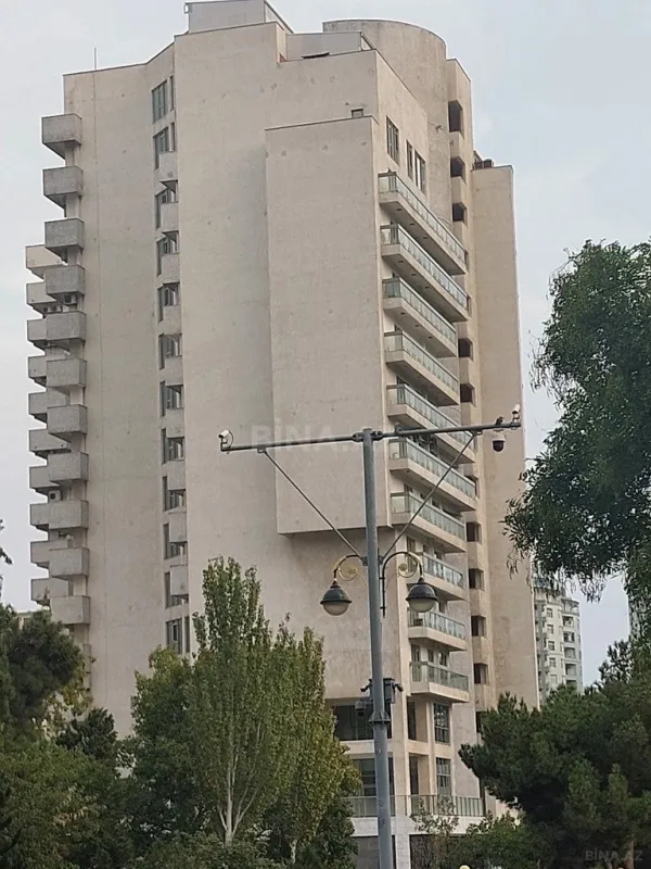 Satılır 3 otaqlı mənzil 132 m²