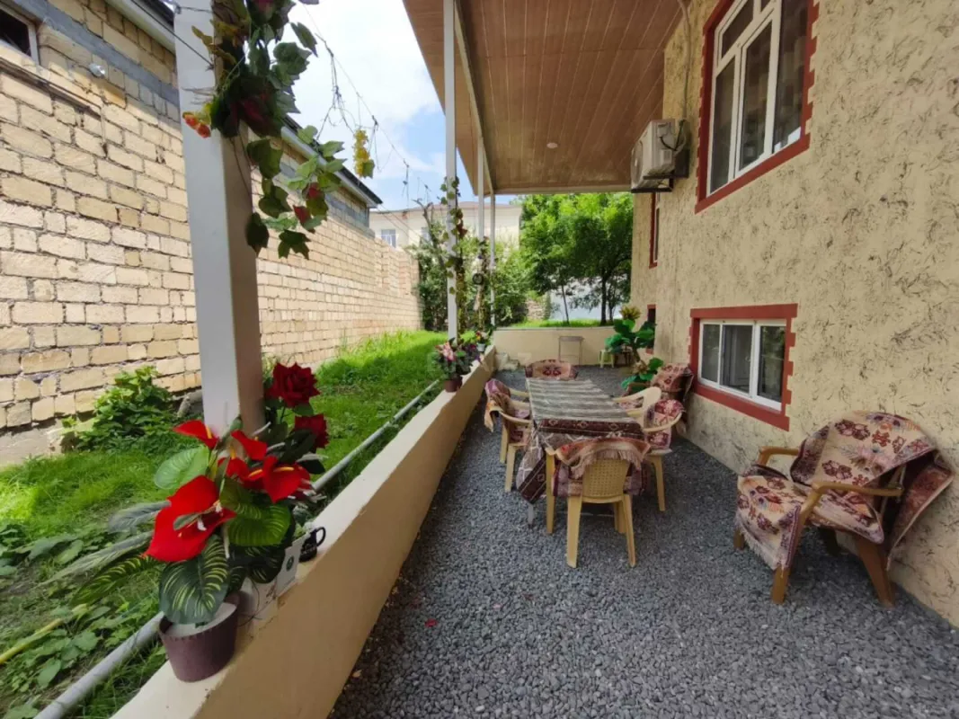 Satılır 8 otaqlı həyət evi 160 m²