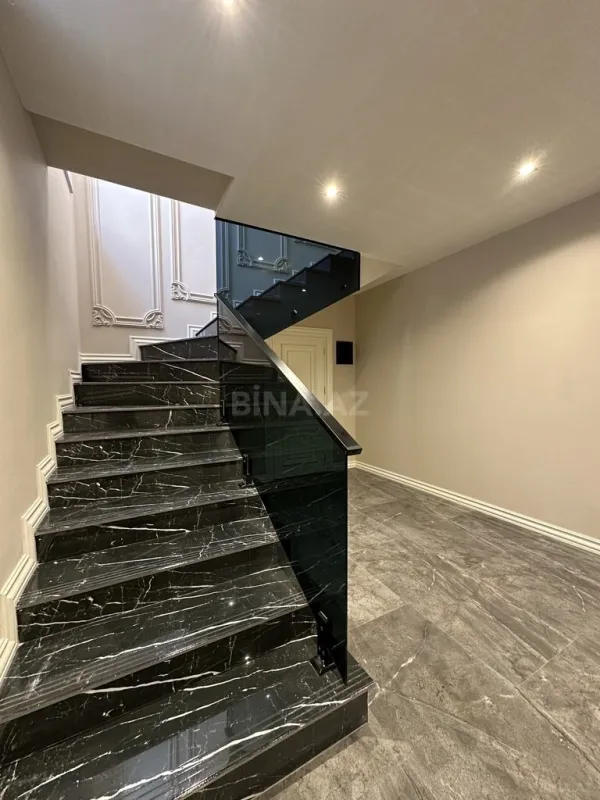 Satılır 7 otaqlı həyət evi 350 m²