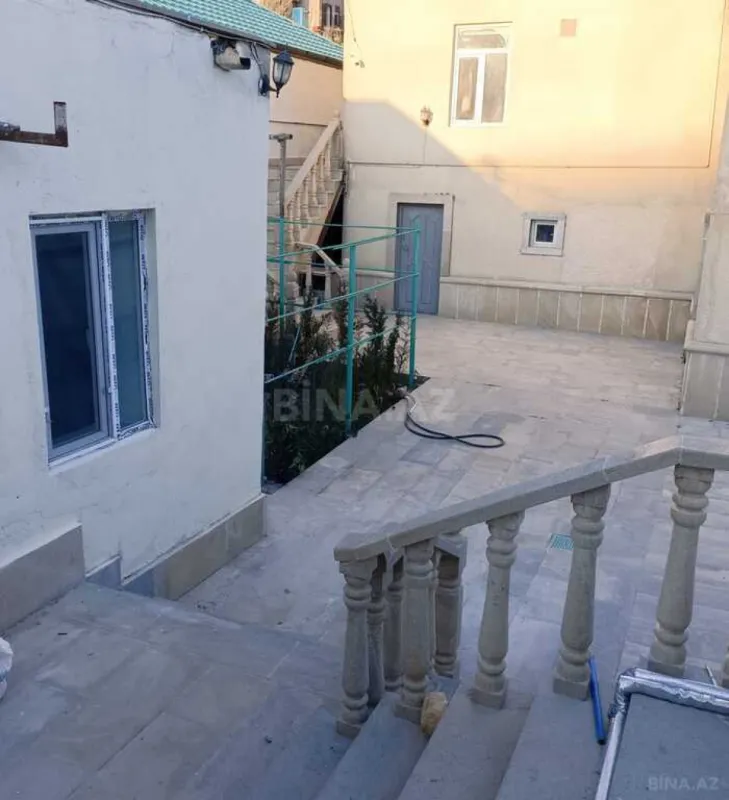 Satılır 9 otaqlı həyət evi 250 m²