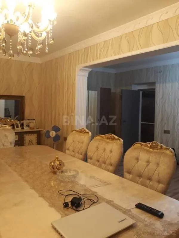 Satılır 9 otaqlı həyət evi 250 m²