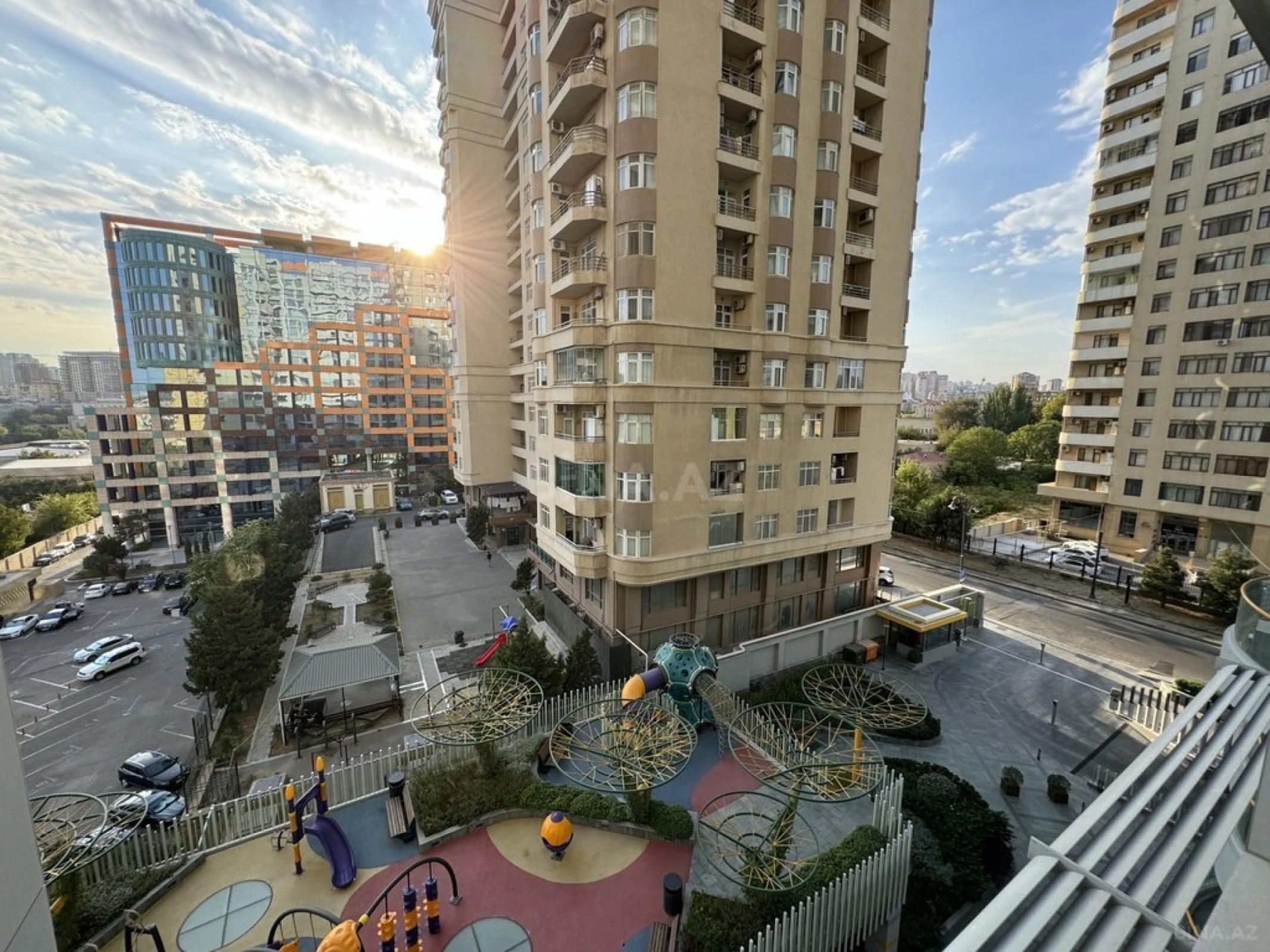 Satılır 4 otaqlı mənzil 248 m²