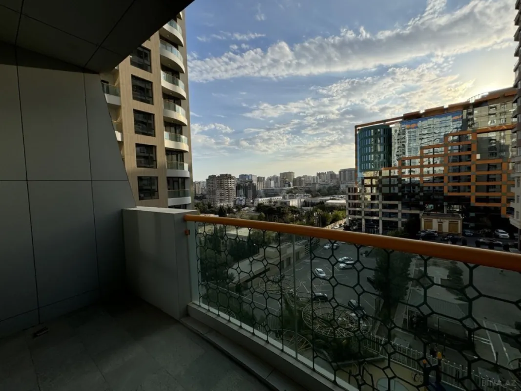Satılır 4 otaqlı mənzil 248 m²