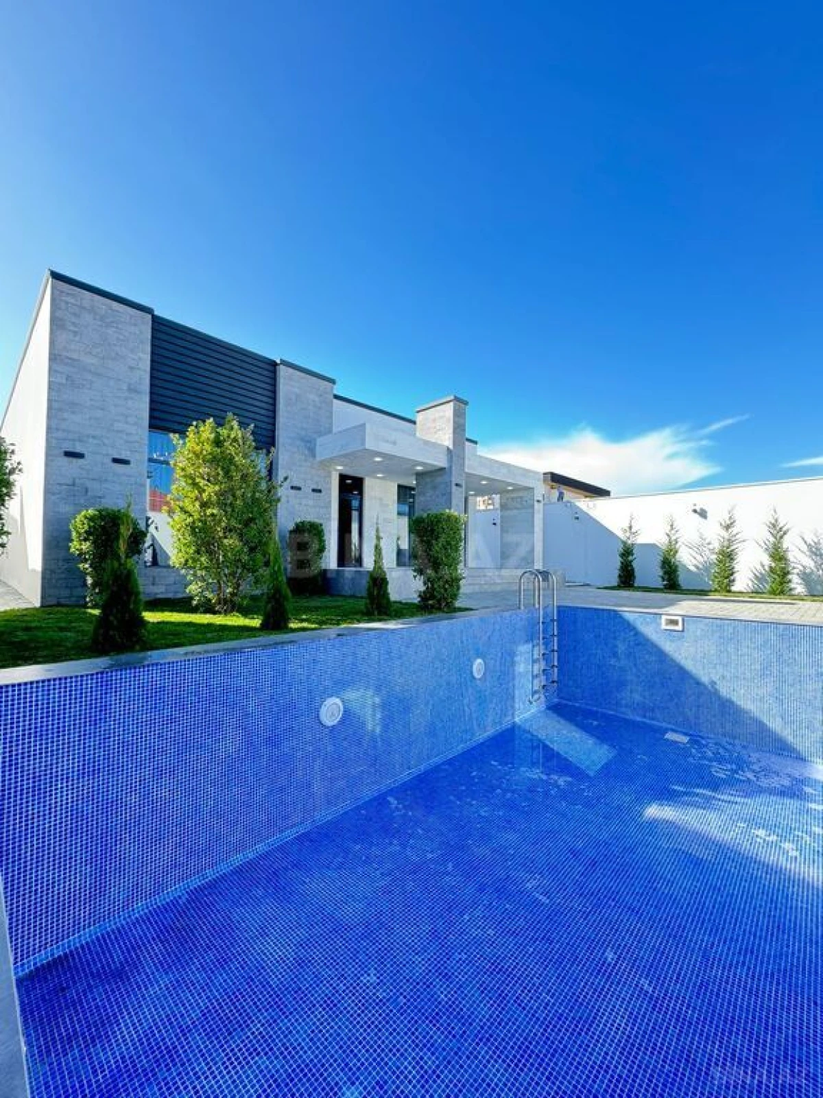 Satılır 5 otaqlı həyət evi 220 m²