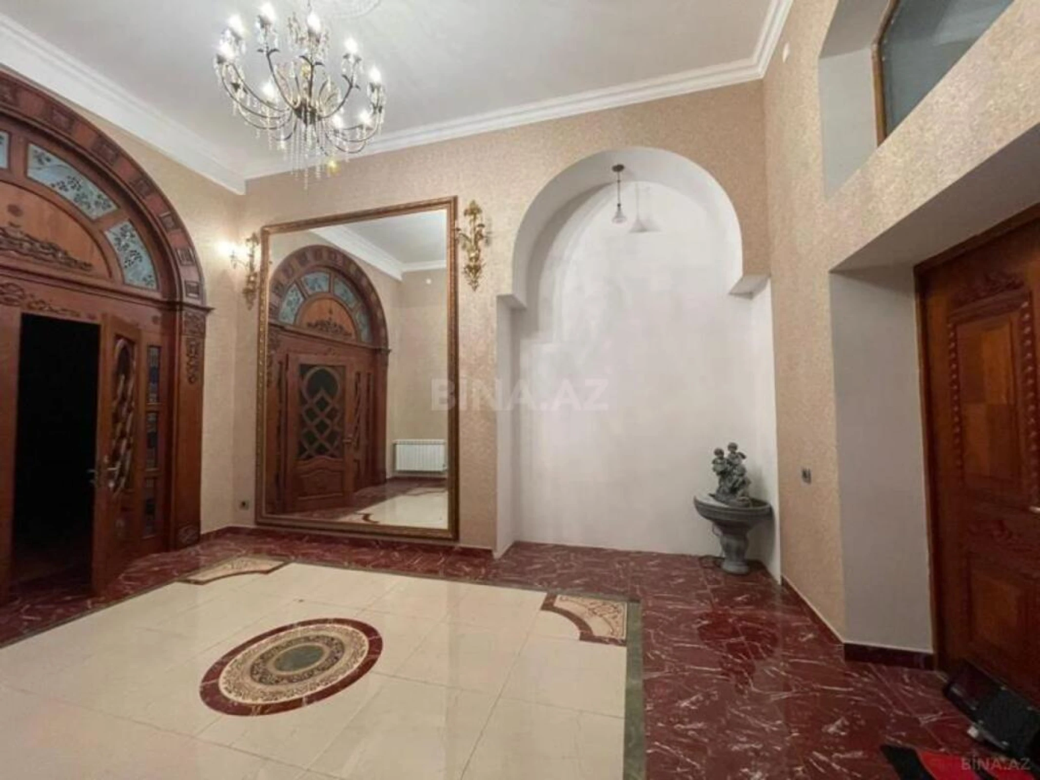 Satılır 12 otaqlı həyət evi 800 m²