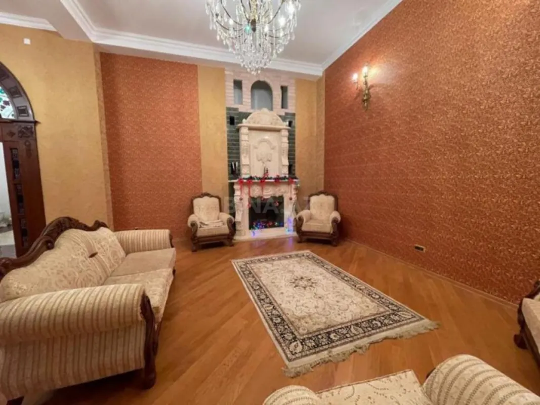 Satılır 12 otaqlı həyət evi 800 m²