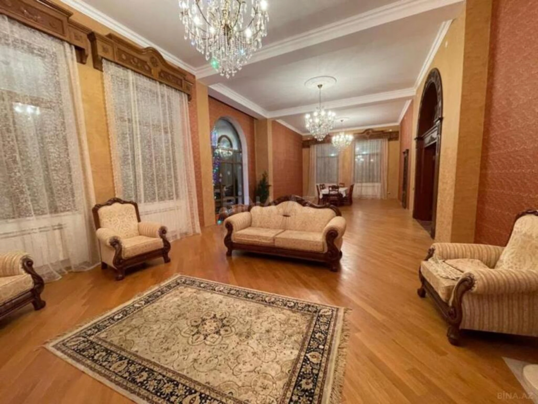 Satılır 12 otaqlı həyət evi 800 m²
