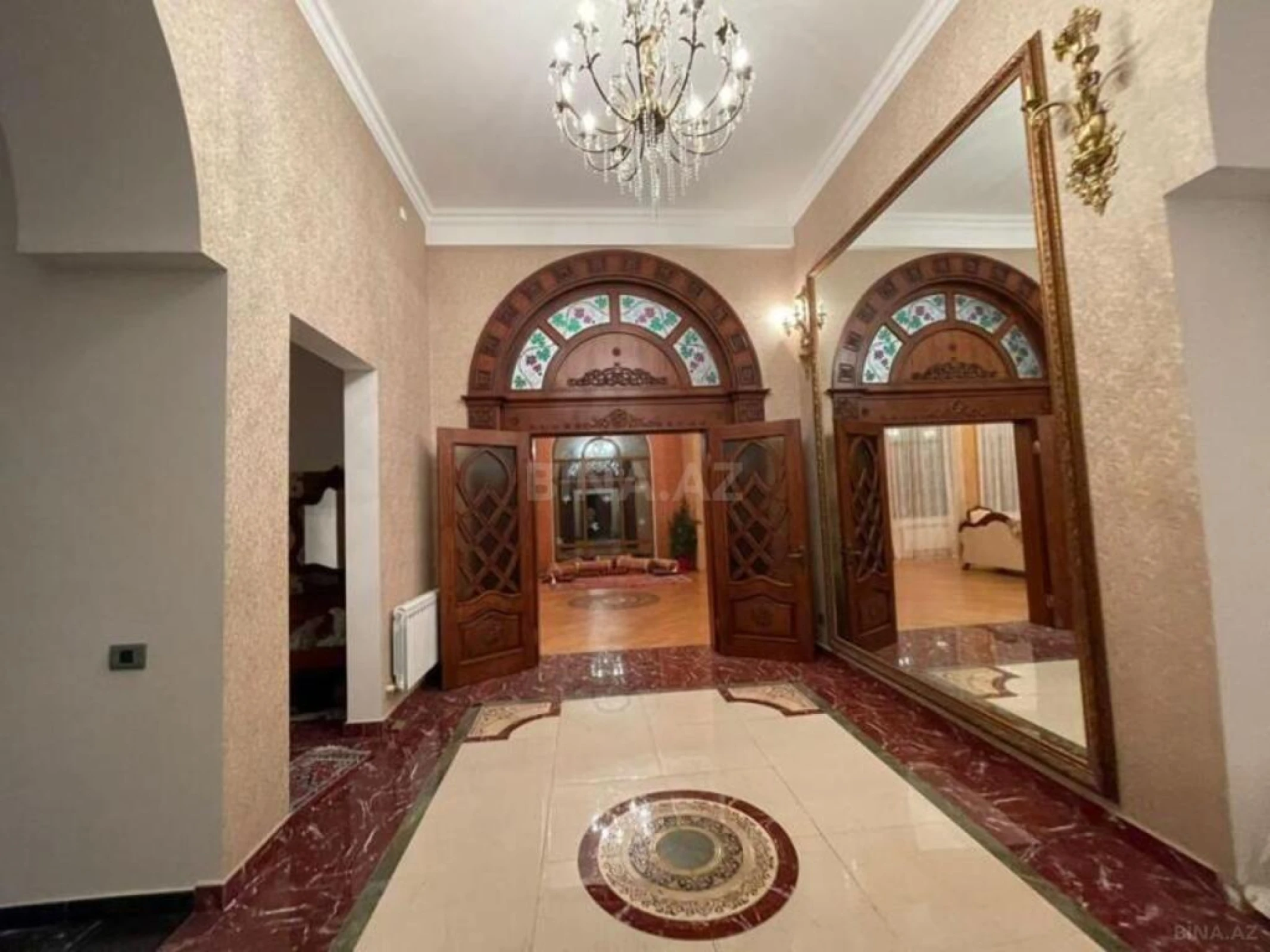 Satılır 12 otaqlı həyət evi 800 m²