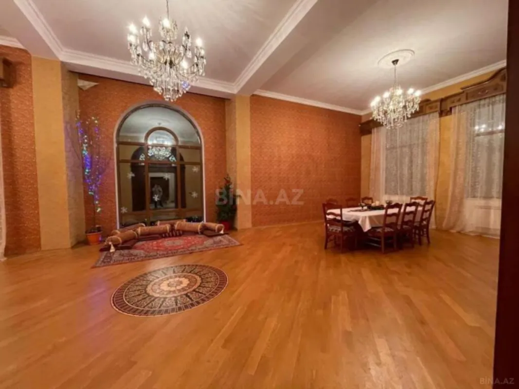 Satılır 12 otaqlı həyət evi 800 m²
