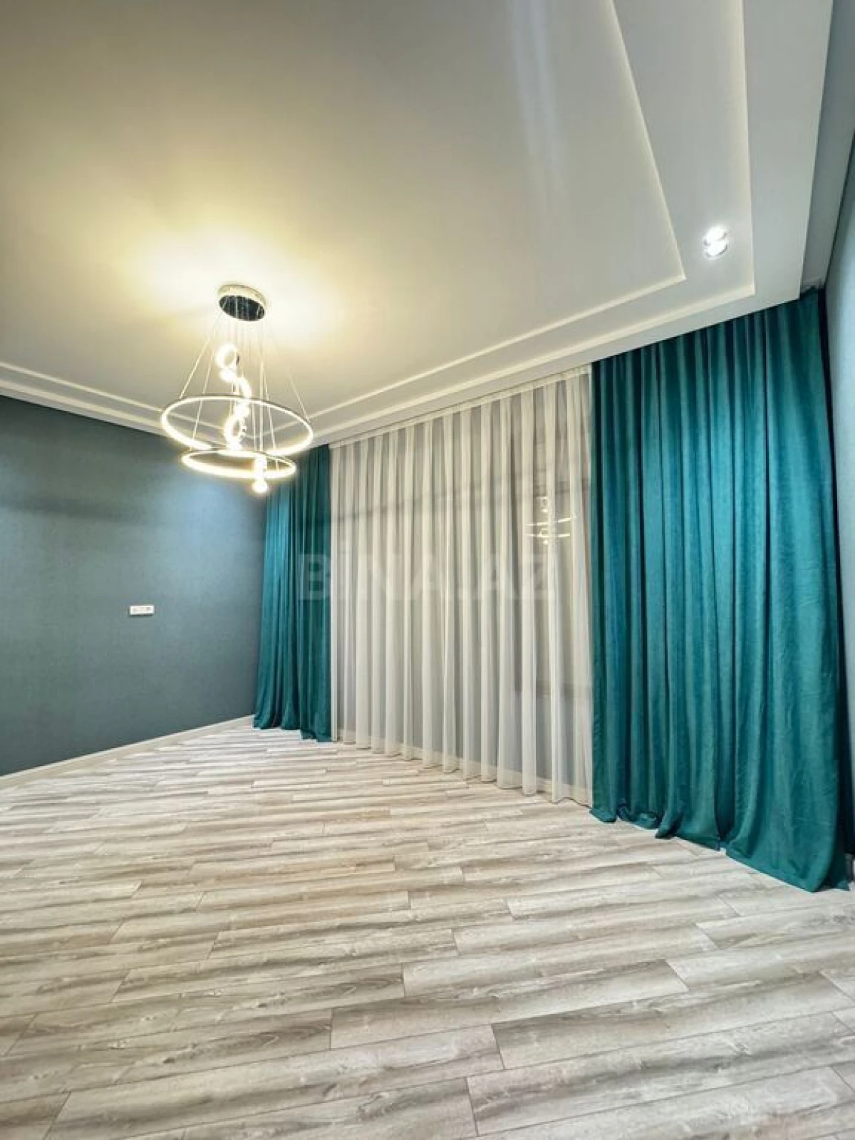 Satılır 6 otaqlı həyət evi 300 m²