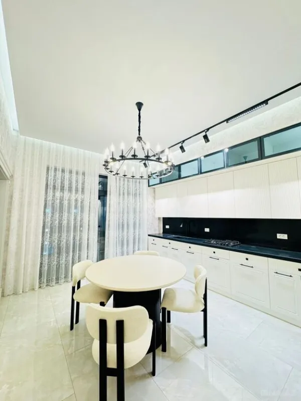 Satılır 6 otaqlı həyət evi 300 m²