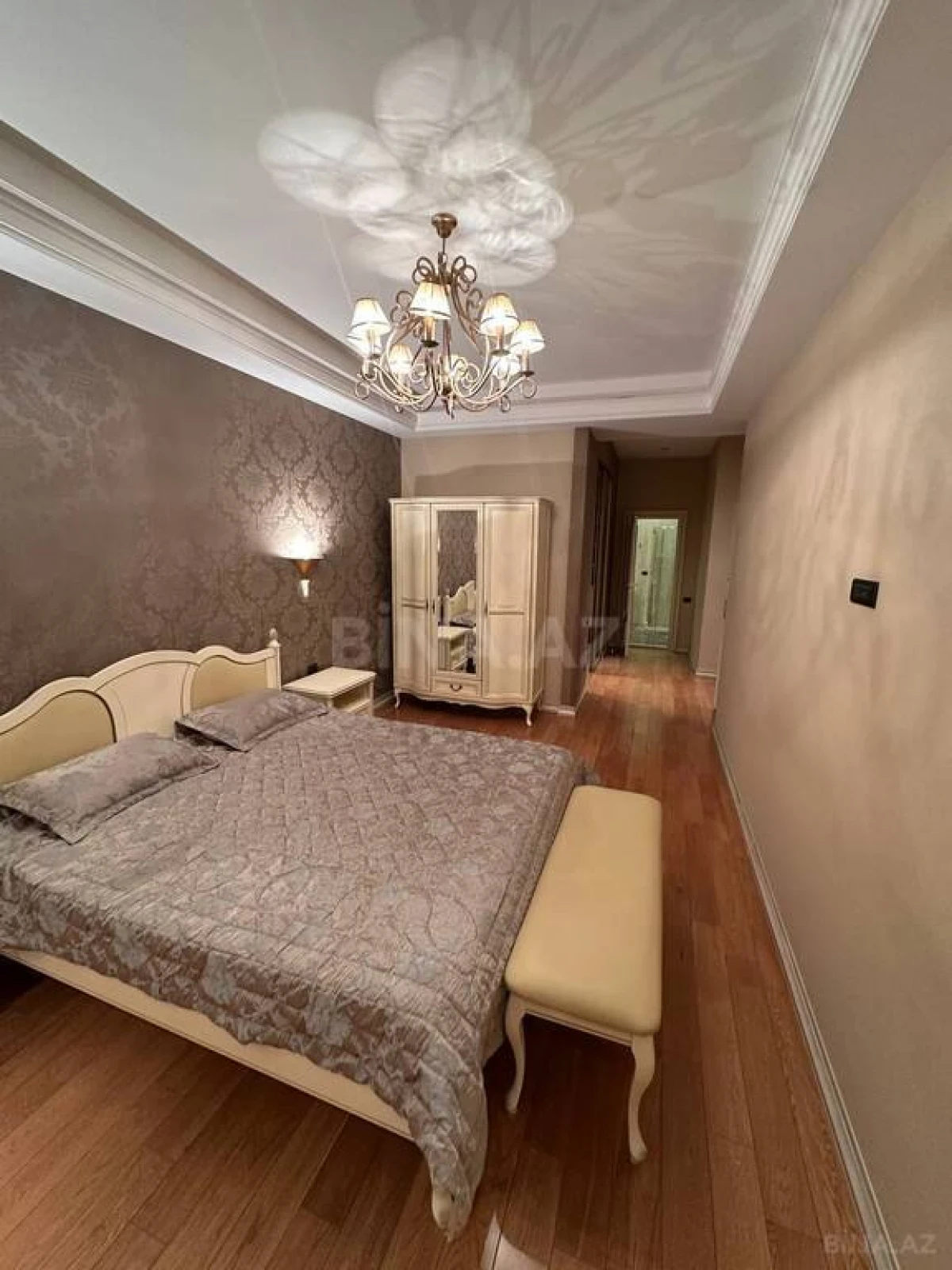 Satılır 4 otaqlı mənzil 250 m²