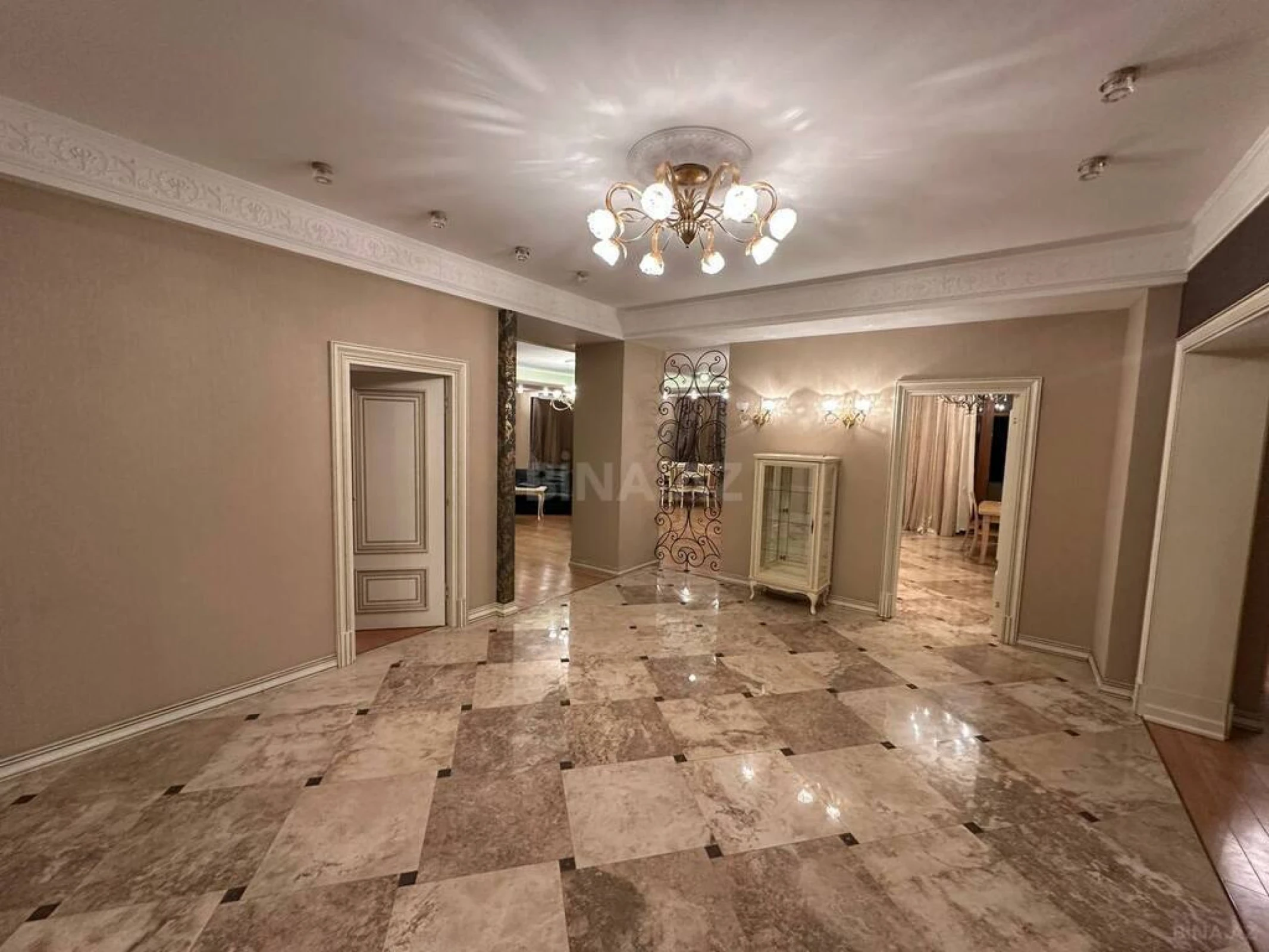 Satılır 4 otaqlı mənzil 250 m²