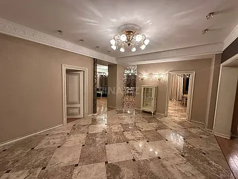 Satılır 4 otaqlı mənzil 250 m²