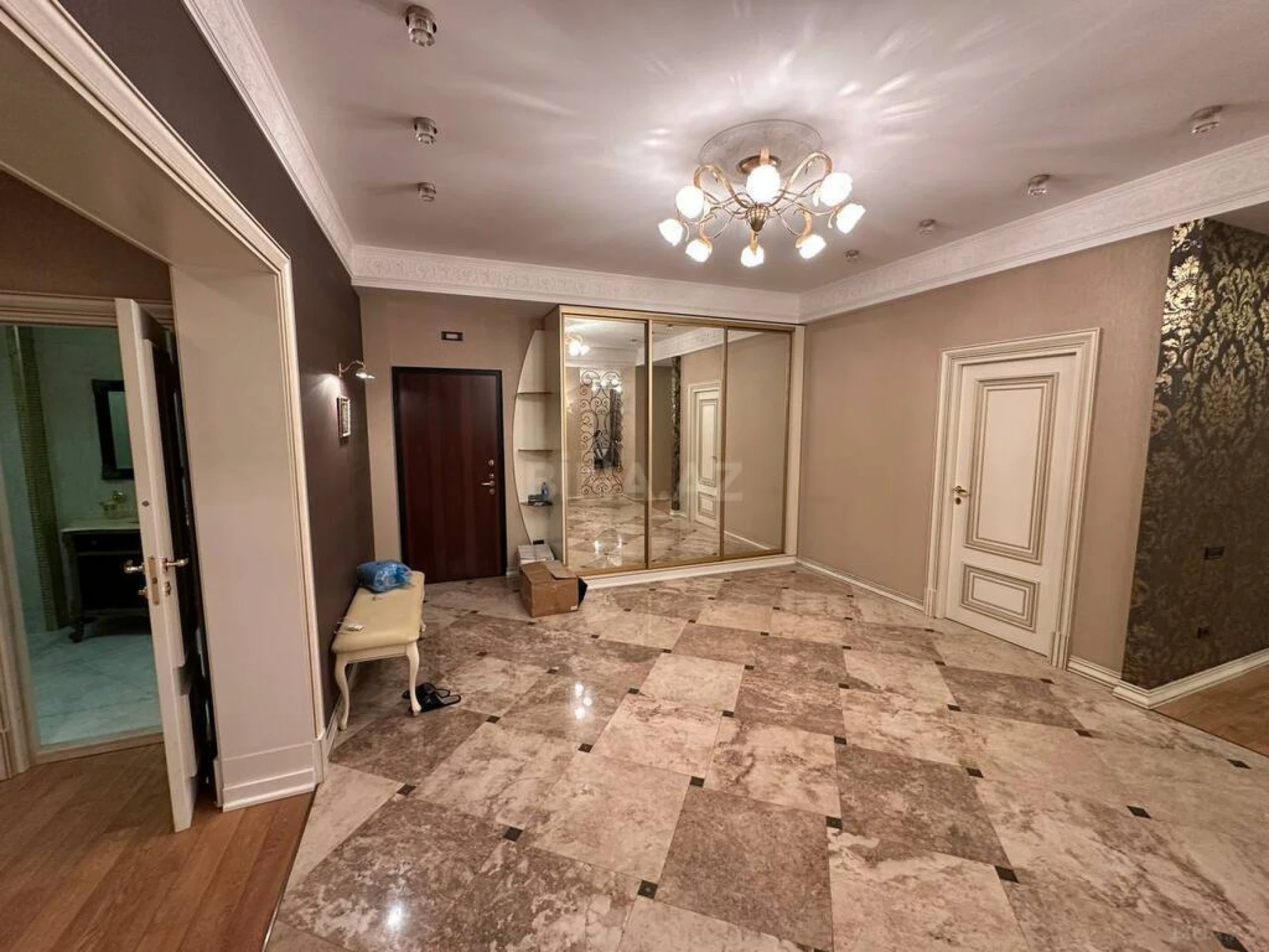 Satılır 4 otaqlı mənzil 250 m²