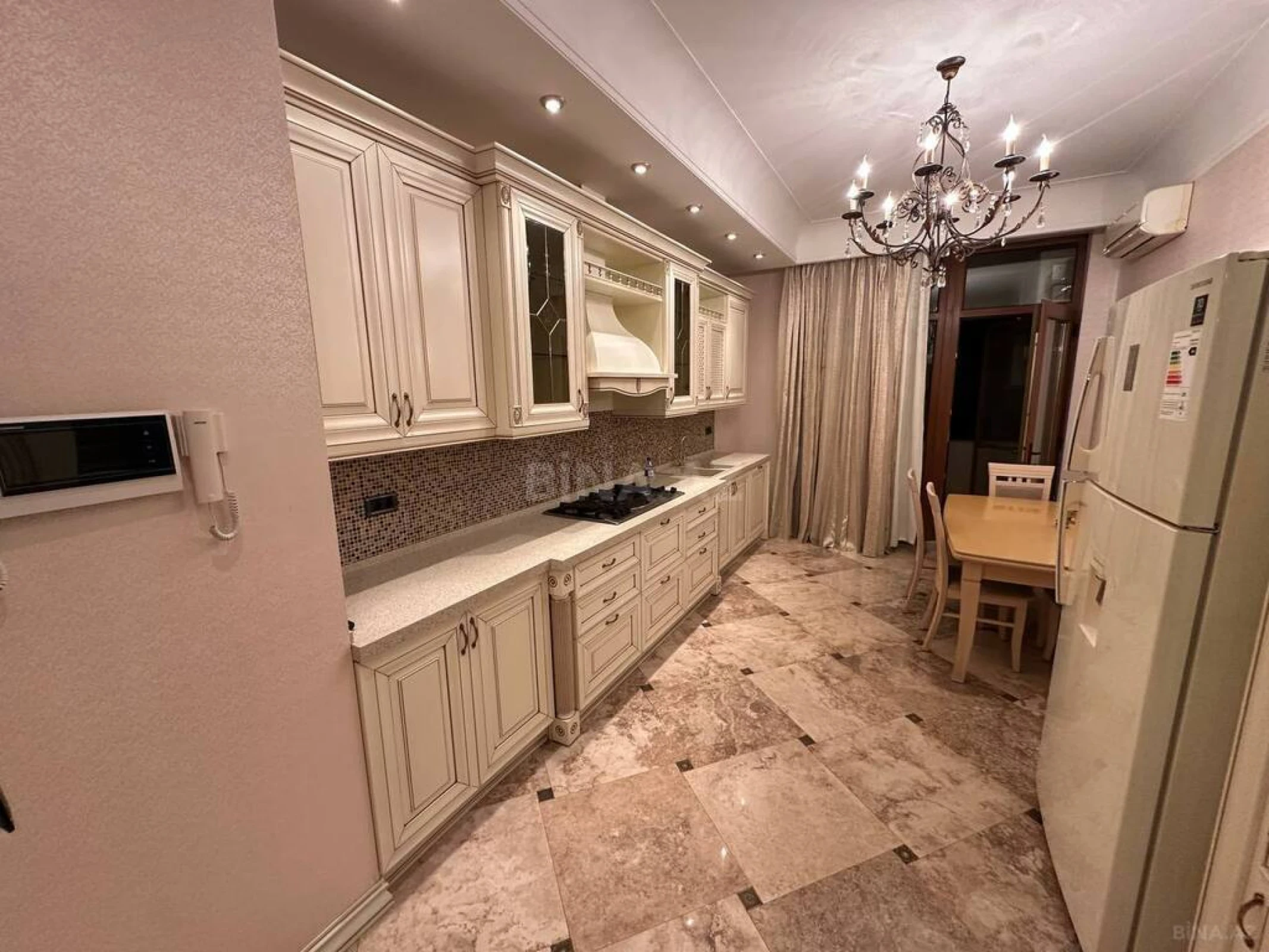 Satılır 4 otaqlı mənzil 250 m²
