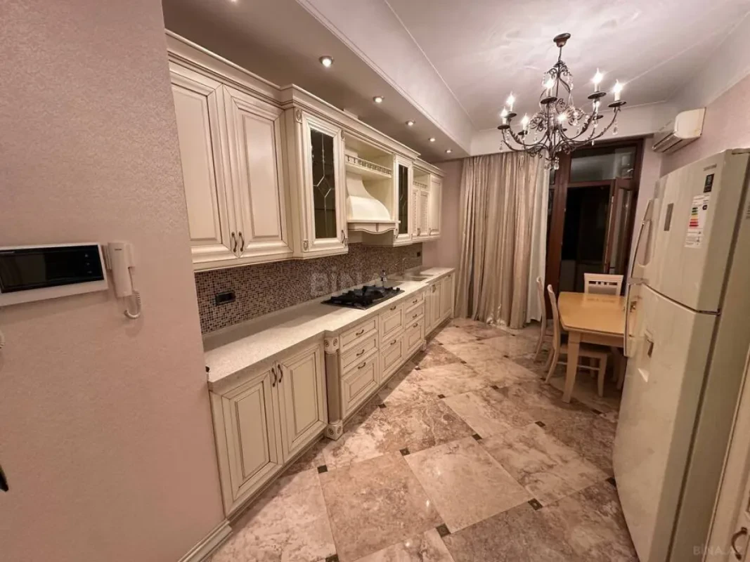 Satılır 4 otaqlı mənzil 250 m²